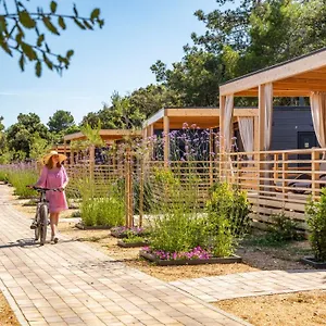 Kompleks wypoczynkowy Mobile Homes Lopari ****